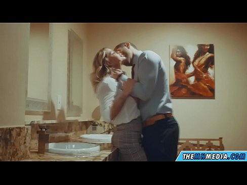 ❤️ Kana blonde ine busty inokukwezvera muchimbuzi cheveruzhinji Zvinyadzisira zvekumba ❌